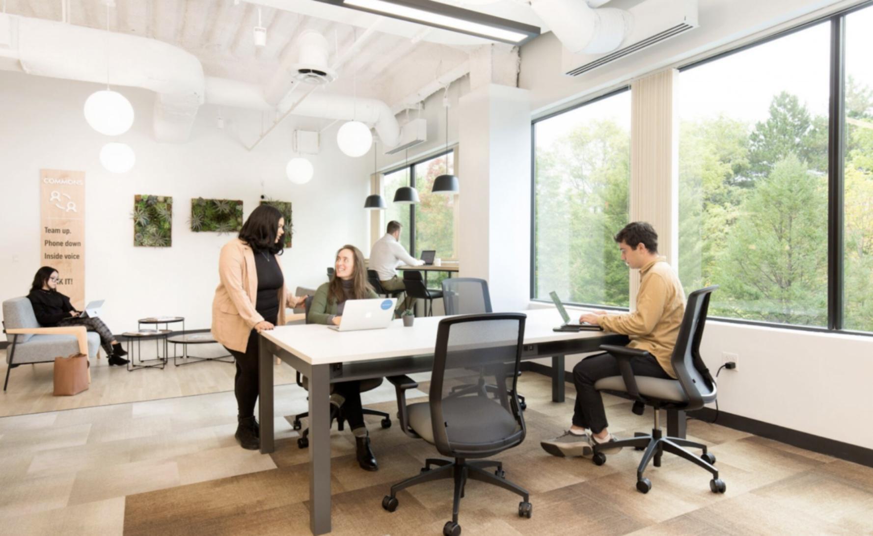 Apprenant travaillant sur une stratégie de contenu SEO lors d'une session Miralenthari