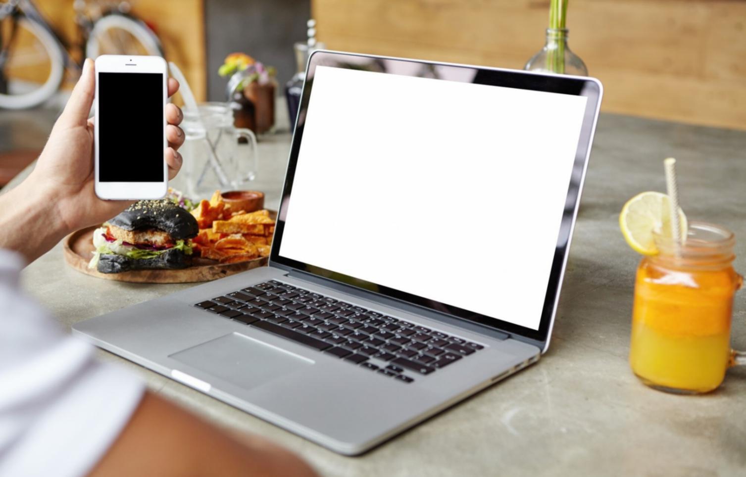 Apprenant travaillant sur une stratégie SEO en ligne avec Miralenthari