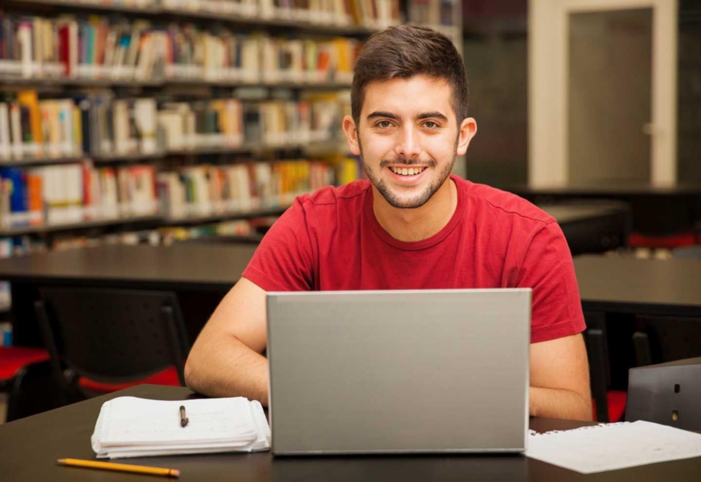 Instructeur expert en SEO présentant une stratégie de contenu